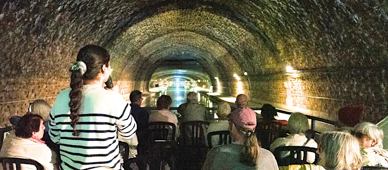 Croisière sous la voûte souterraine du Canal Saint-Martin à Paris