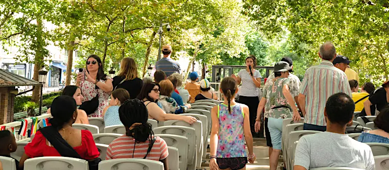 Croisière sur le Canal Saint-Martin à Paris, explication par une guide en plein air